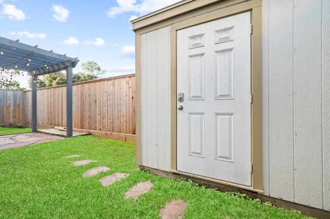 Building Photo - 2202 Hilshire Terrace Ct