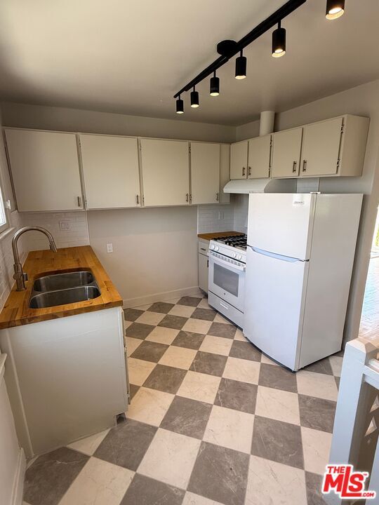 Building Photo - 130 S Ave 63