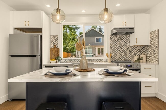 Building Photo - Stylish Ivy Wild 1-Bedroom with Heated Floors & Private Garage