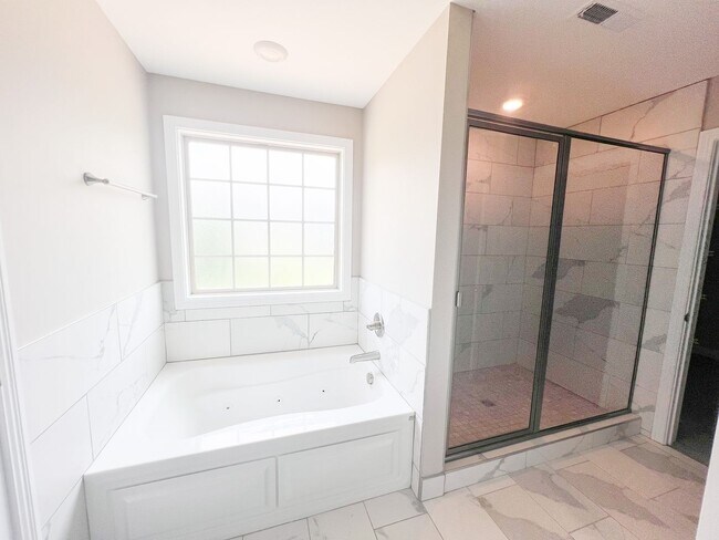 Building Photo - 5 Bedroom 2 1/2 Bathroom Home