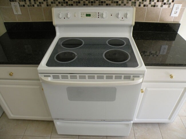 Building Photo - Great home in a desirable neighborhood!