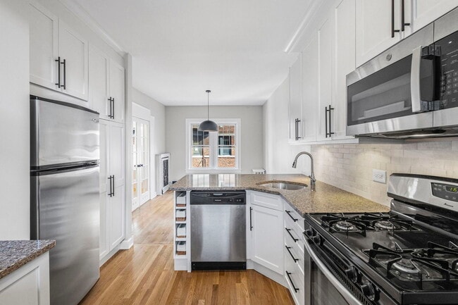 Building Photo - 537 W Brompton Ave