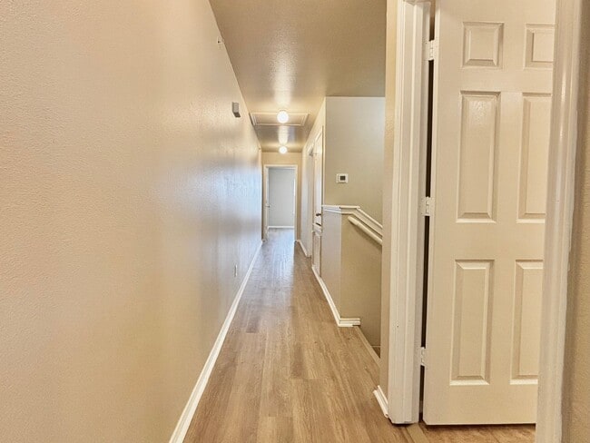 Building Photo - Conveniently located townhome in Universal City!