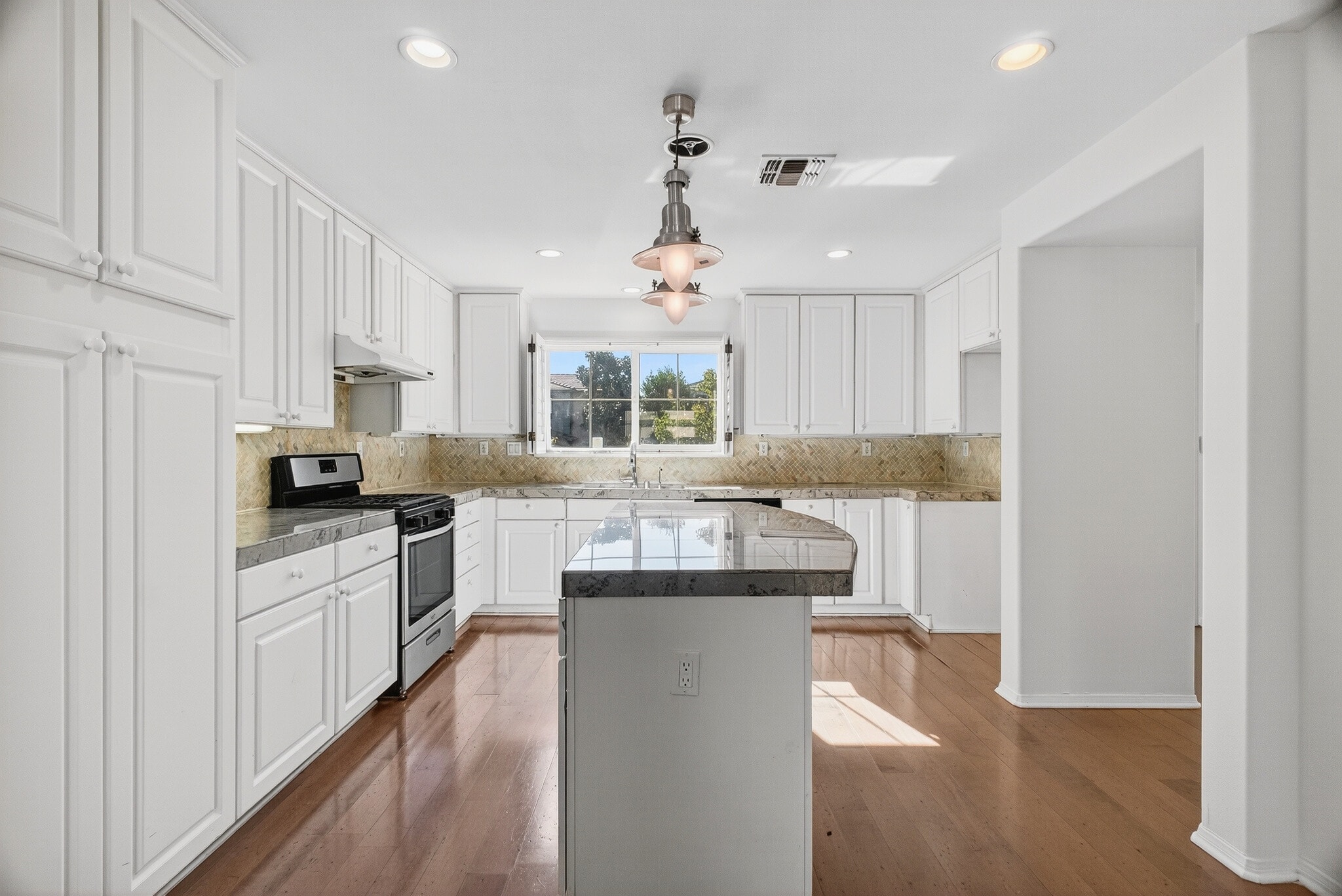 Building Photo - 1757 E Flora St