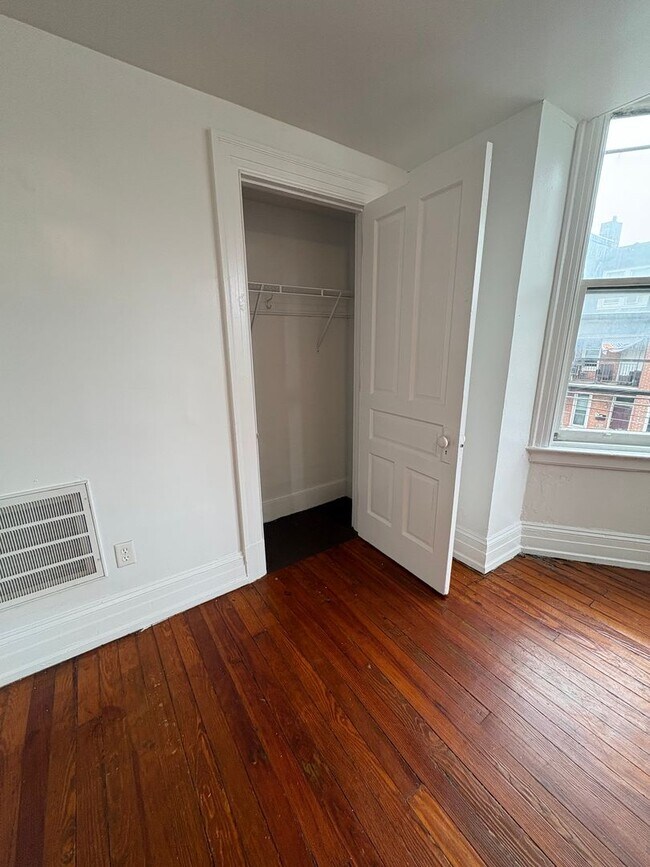 Building Photo - Spacious 2nd Floor 1 Bedroom Downtown-York City SD