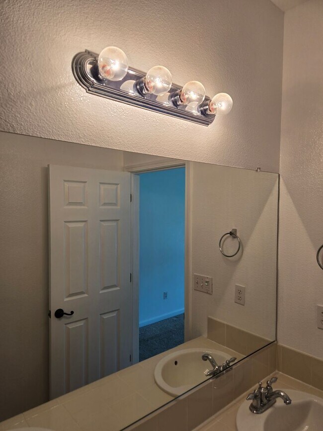 Building Photo - Beautiful 3 bedroom!