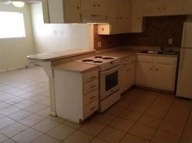 Building Photo - 208 NW River Rd