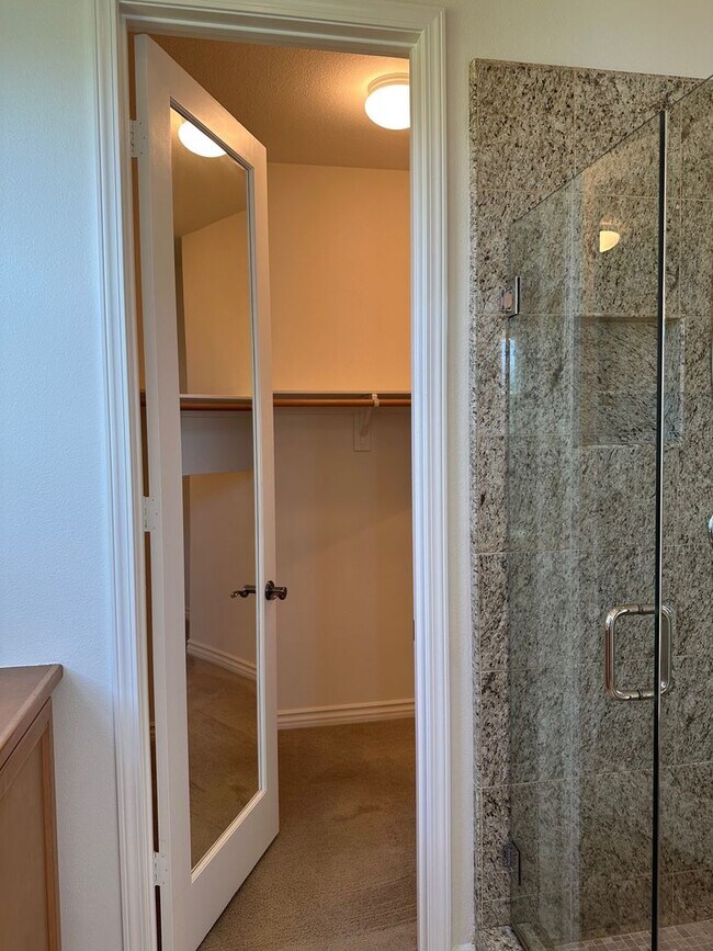 Building Photo - Stunning Executive home with loads of cust...