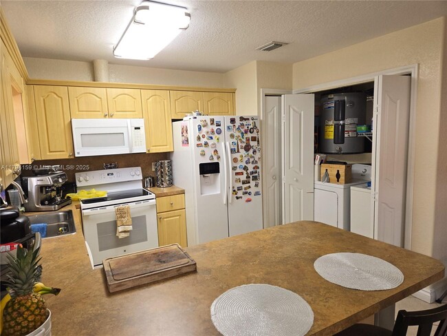 Building Photo - 2652 SW 31st Ct