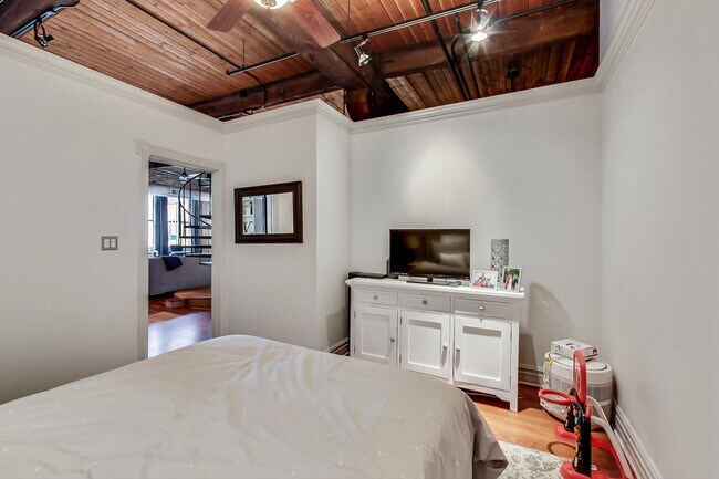Building Photo - 913 W Van Buren St