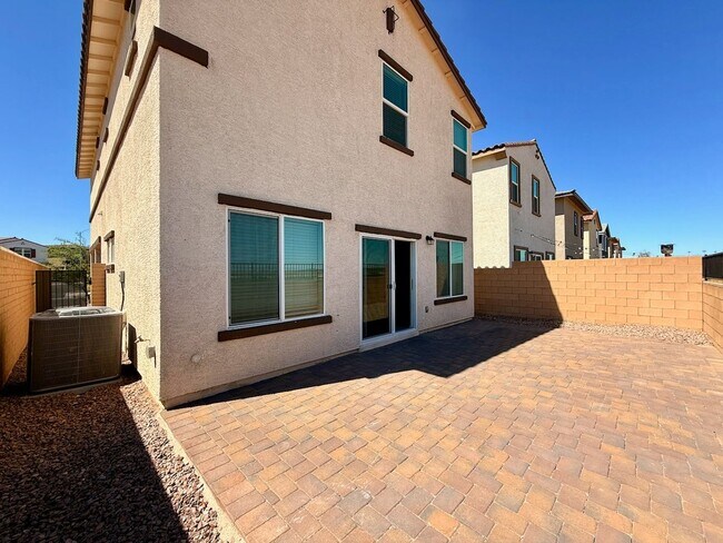 Building Photo - NEWLY UPGRADED 3 BED 2.5 BATH 2 CAR GARAGE...