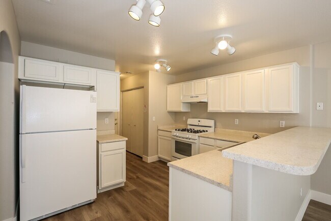 Building Photo - 4729 Cliff Breeze Dr