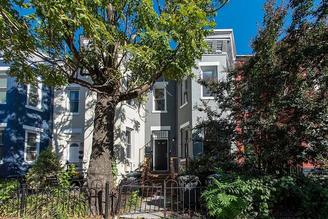 Building Photo - Charming 2br/1ba Near U St/Shaw with Parking!