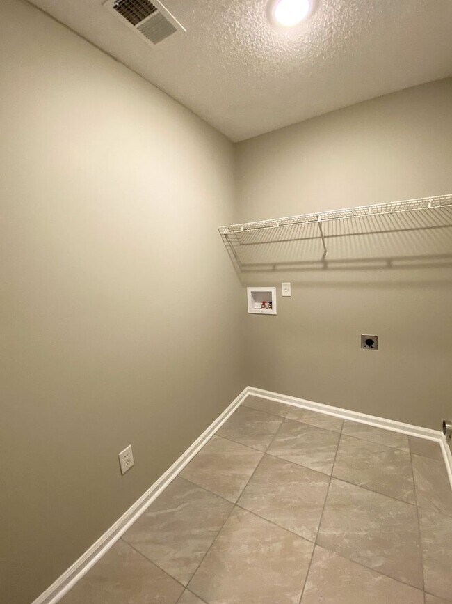 Building Photo - 4 bed, 2 bath in Cordova with ss appliance...