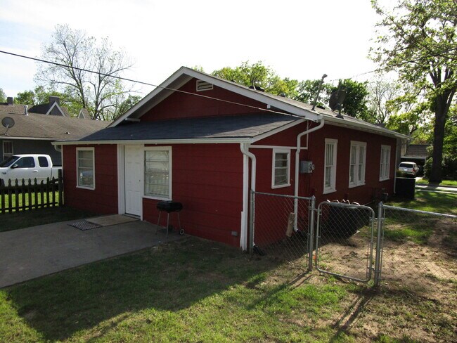 Building Photo - (2) Bed/(1) Bath + Study Avail NOW! Close to Core Norman and OU!