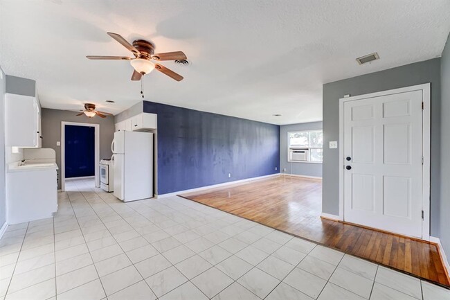 Building Photo - 8623 Norton Dr