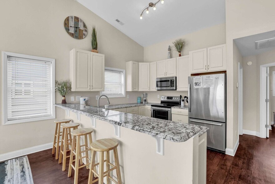 Building Photo - 828 N New River Dr
