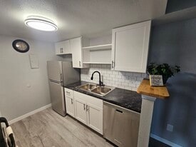 Building Photo - 8555 Fairmount Dr