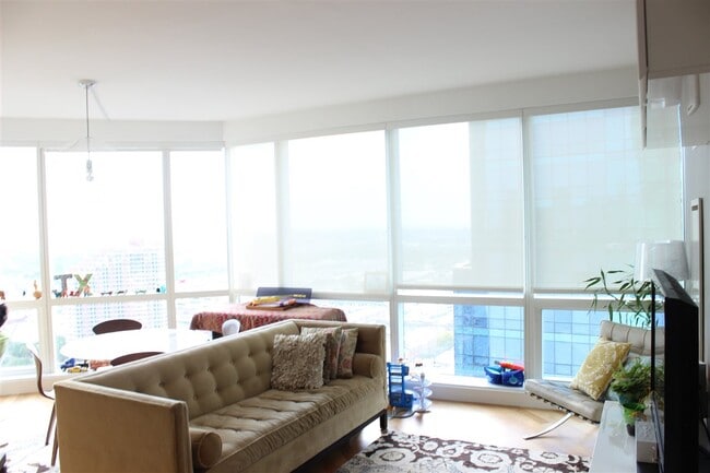 Building Photo - 77 Hudson St