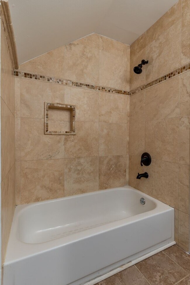 Building Photo - Charming 4-Bedroom Home in Prime Columbia ...