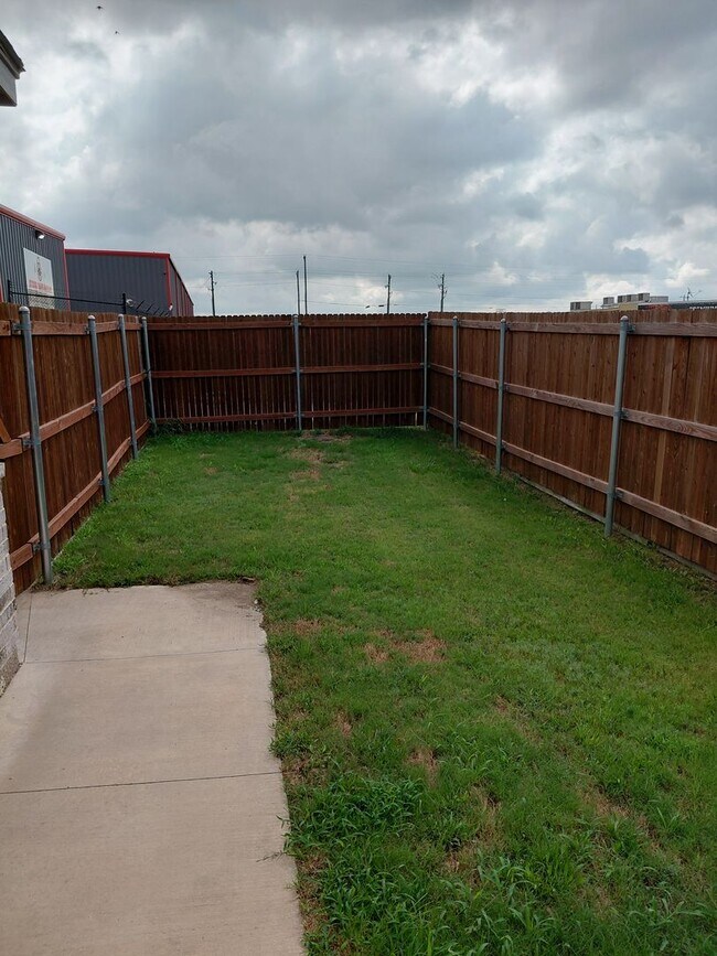 Building Photo - 3/2/2 - FENCED BACKYARD!!! GREAT NEIGHBORHOOD - Godley ISD - Summer Specials!