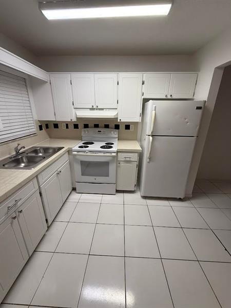 Building Photo - 5831 SW 36th Ct