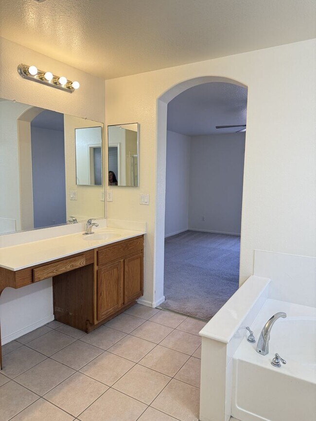 Building Photo - 4 bedroom in Coldwater Springs