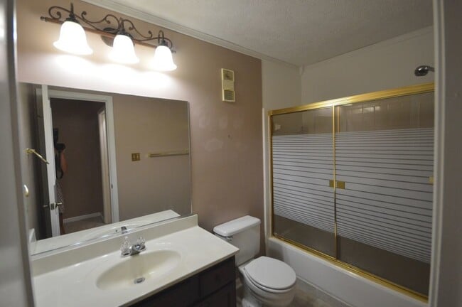 Building Photo - Updated Terrace Level 2 BR/ 2 BA Condo in ...