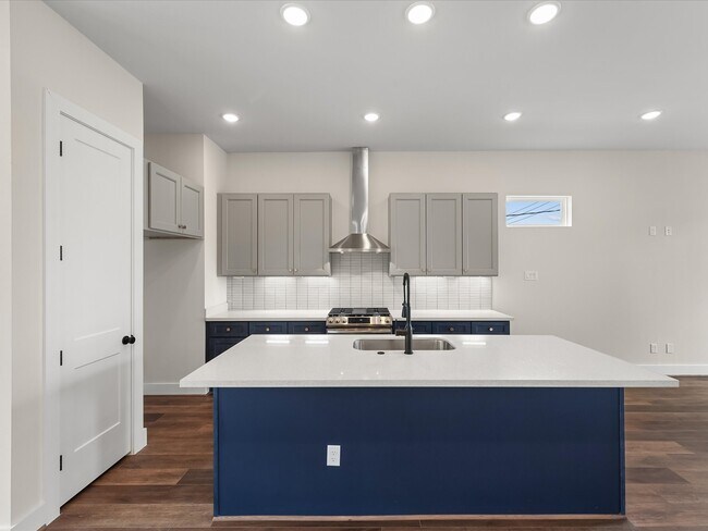 Building Photo - 3903 Pinemont Dr