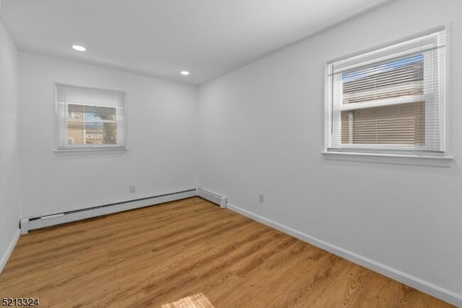 Building Photo - 520 Davis Ave