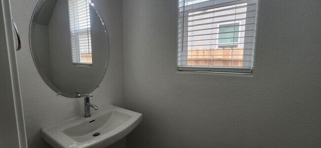 Building Photo - Beautiful Brand New 3 Bedroom Home in Elk Grove
