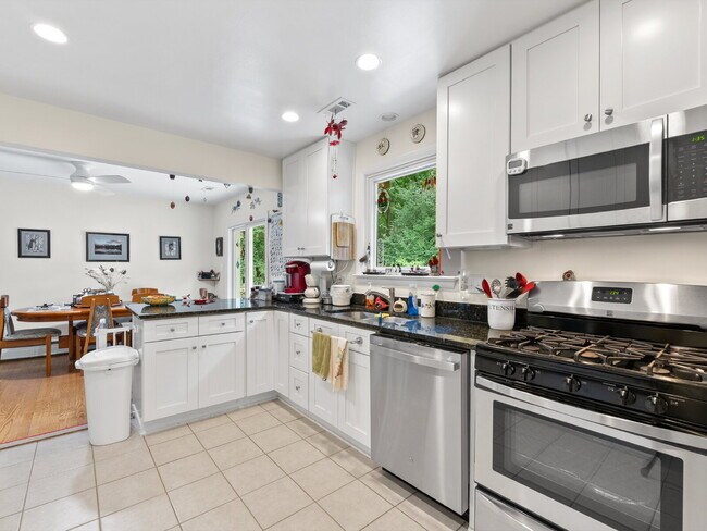 Building Photo - "Stunning 4-Bed Oasis with Granite Eleganc...