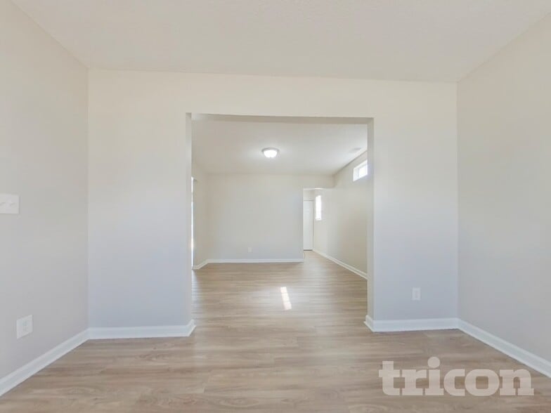 Building Photo - 490 Fox Trot Dr