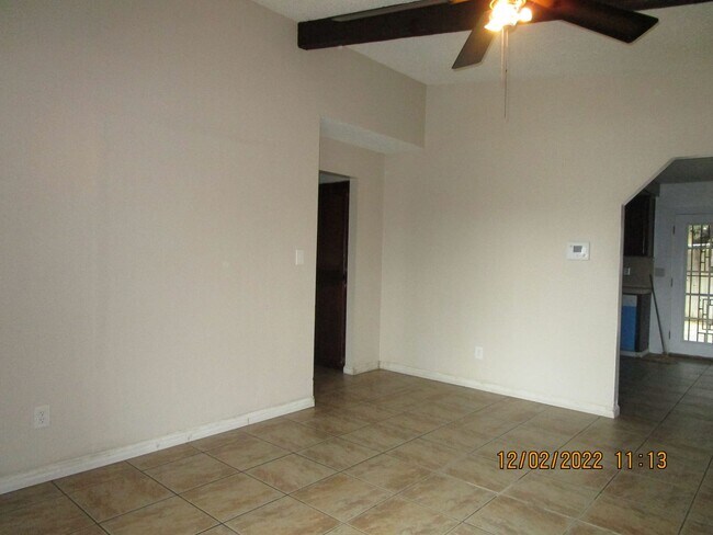 Building Photo - South Bakersfield, 3 Bedroom 2 Bathrooms