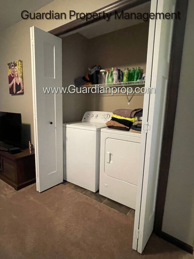 Building Photo - Lakeville 2 Bedroom Town Home, 2 Car Garage, 2.5 Baths, Washer/Dryer, Available April