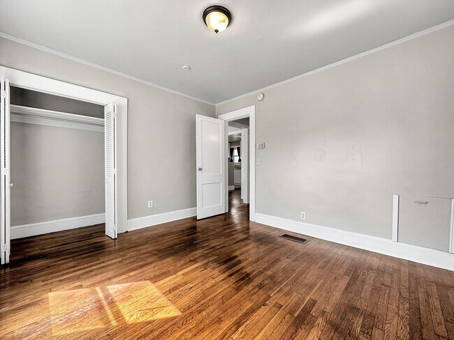 Building Photo - 2 bedroom 1 bath bungalow in the heart of ...