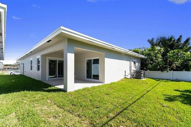 Building Photo - 2908 NW 8th Ct