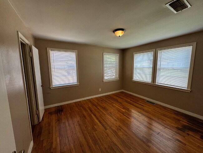 Building Photo - Spacious Home With Sun-room Located Within...