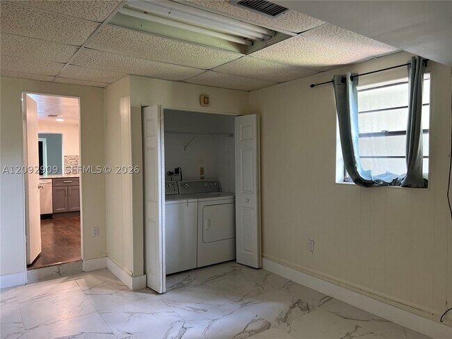 Building Photo - 6655 Racquet Club Dr