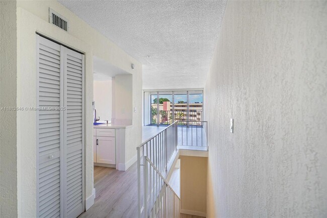 Building Photo - 9210 Fontainebleau Blvd