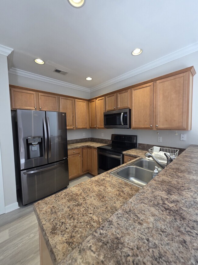 Building Photo - 1041 Fairway Ln