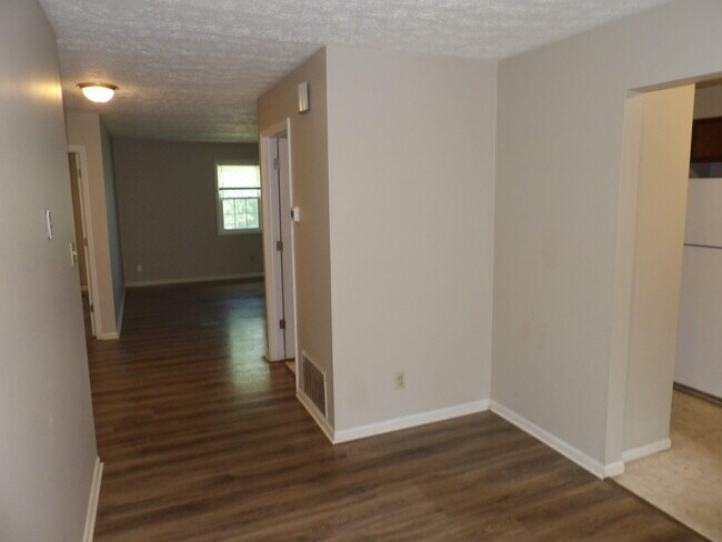 Building Photo - 204 Landings Dr