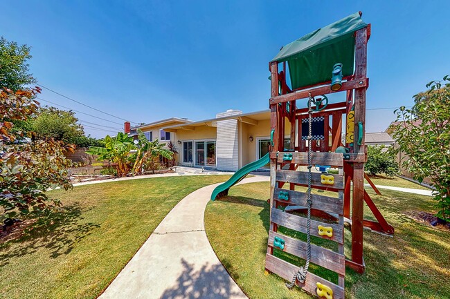 Building Photo - Large Family home - 4 Bedroom / 3 Bath