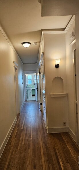 Hallway - 218 1/2 N Kenmore Ave