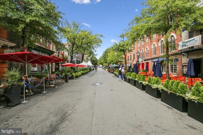 Building Photo - 537 E Duncan Ave