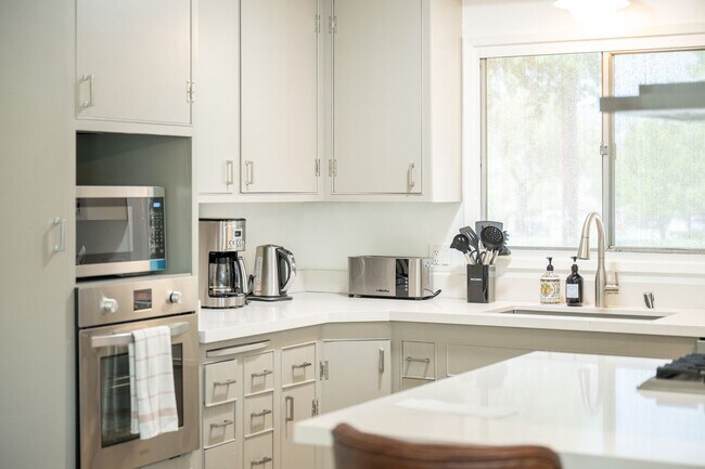 Building Photo - Relaxing 4BR Family Home Near Attractions ...