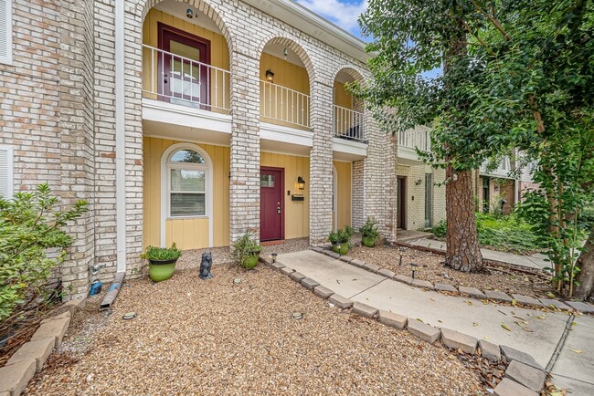 Building Photo - 10732 Briar Forest Dr