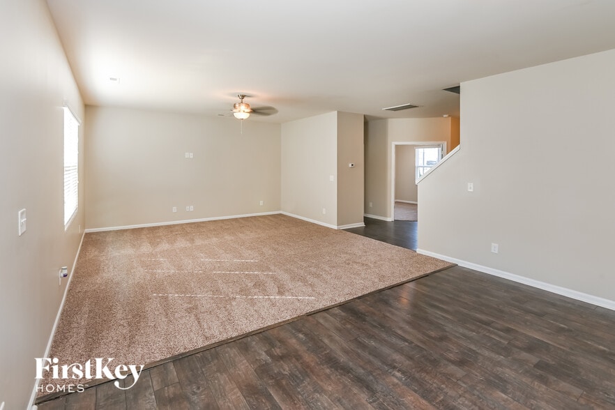 Building Photo - 8929 Lilac Tree Ave