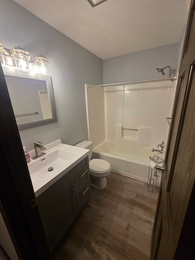 Building Photo - Sunrise Apartments LLC 16 Unit