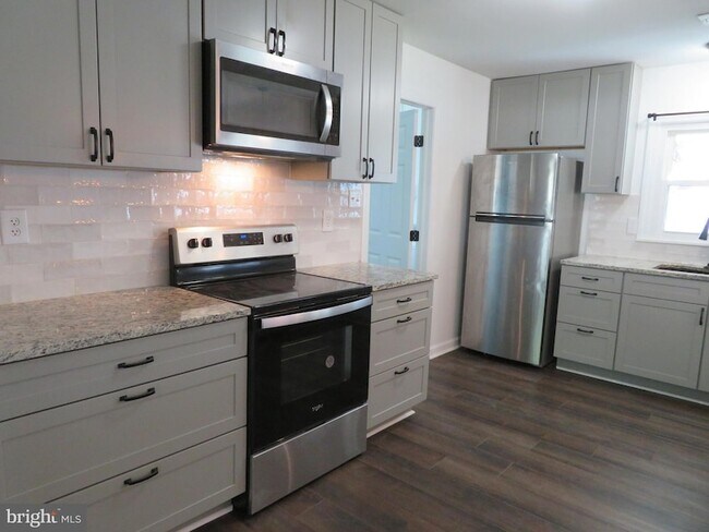 Building Photo - 7895 Pavilion Dr